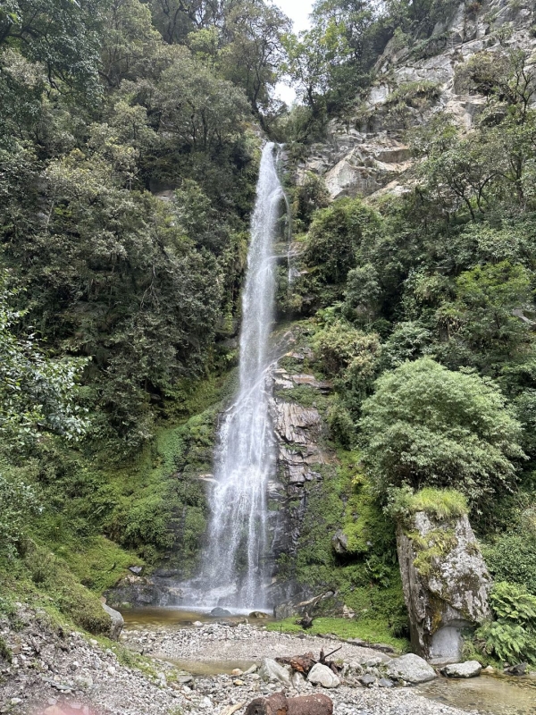サクテン村の近くの滝<br class=sp_only>滝のすぐ横が、国道です