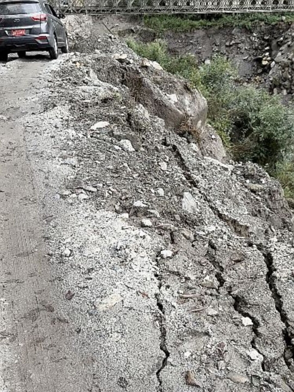 土砂崩れした道もあります<br class=sp_only>車一台、ギリギリです