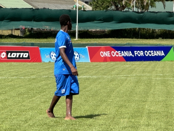 バヌアツでは代表選手ですら、<br>シューズがありません。<br>裸足でプレーする人がいます