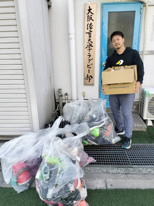 大阪体育大学のラグビー部<br>部員の皆様から<br>沢山のスパイクを寄付して頂きました