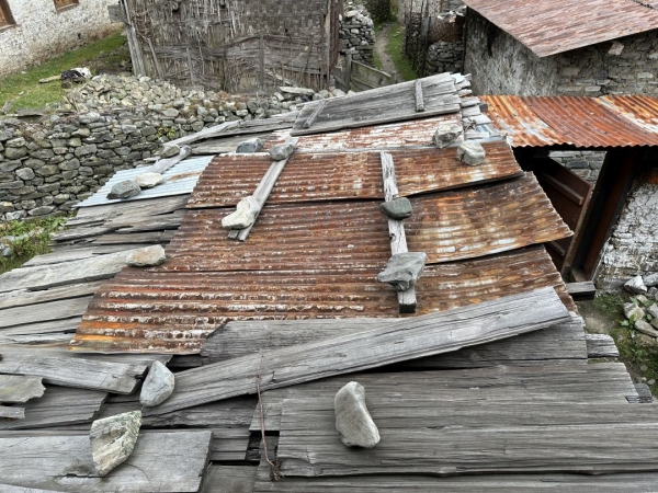 屋根は簡易な造りが多い。