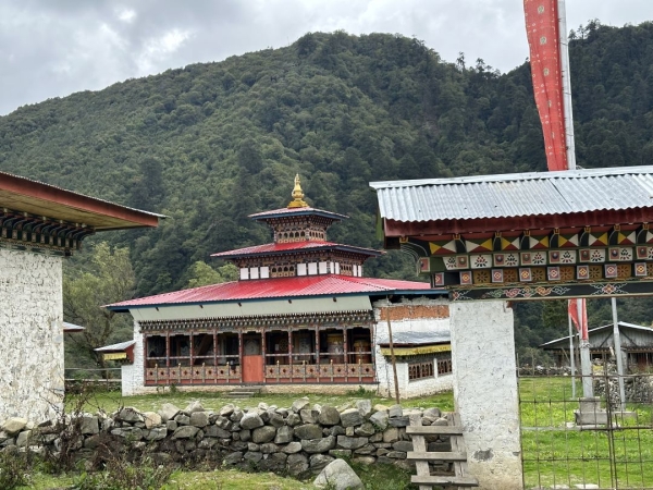 村の役所です。<br class=sp_only>伝統的なゾンという建物です