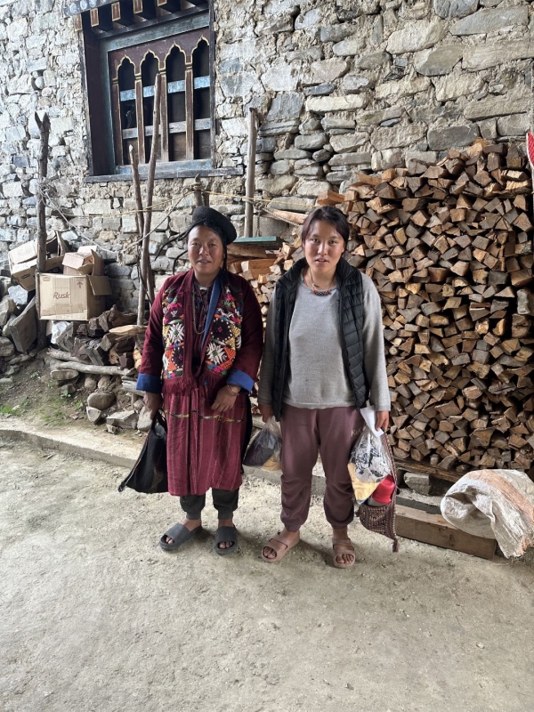 伝統的な衣装と今風の衣装<br class=sp_only>状況によって分けています