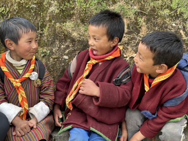 学校帰りの村の子供達<br class=sp_only>ヤクの毛で作った暖かいコート