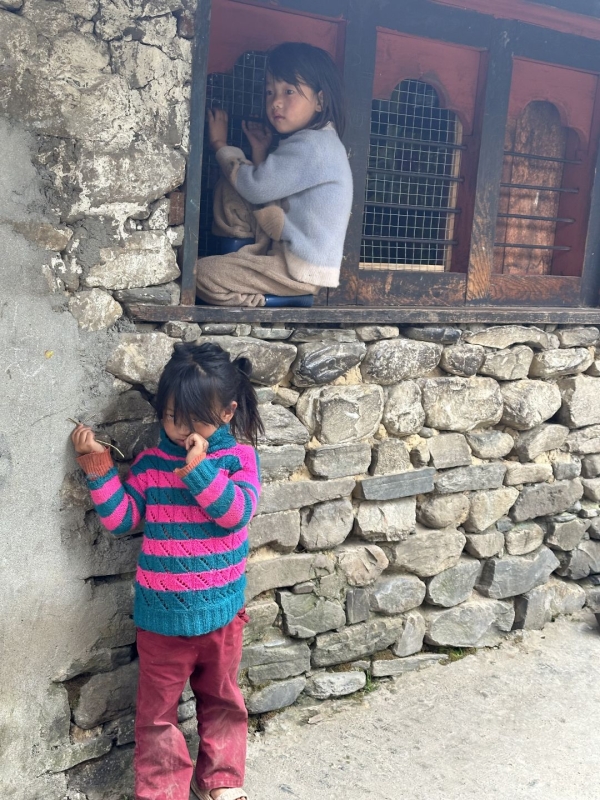 近所の子供達。<br class=sp_only>一年で１番暖かい季節の服装です