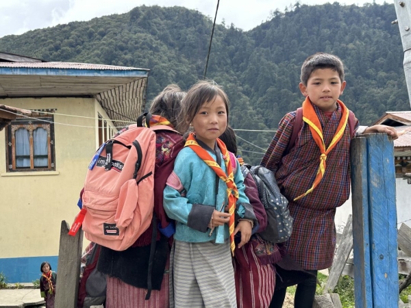  学校で遊んでいた子供達<br class=sp_only>カディンチュラと挨拶してくれます