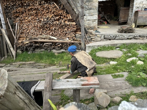 薪割をする近所のおじいさんです。