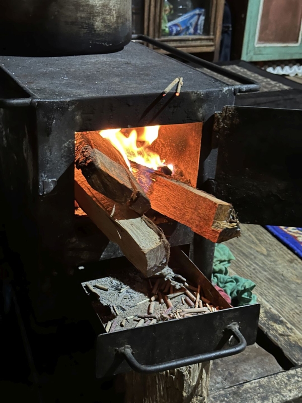 リビングの中央には<br class=sp_only>薪ストーブがあります