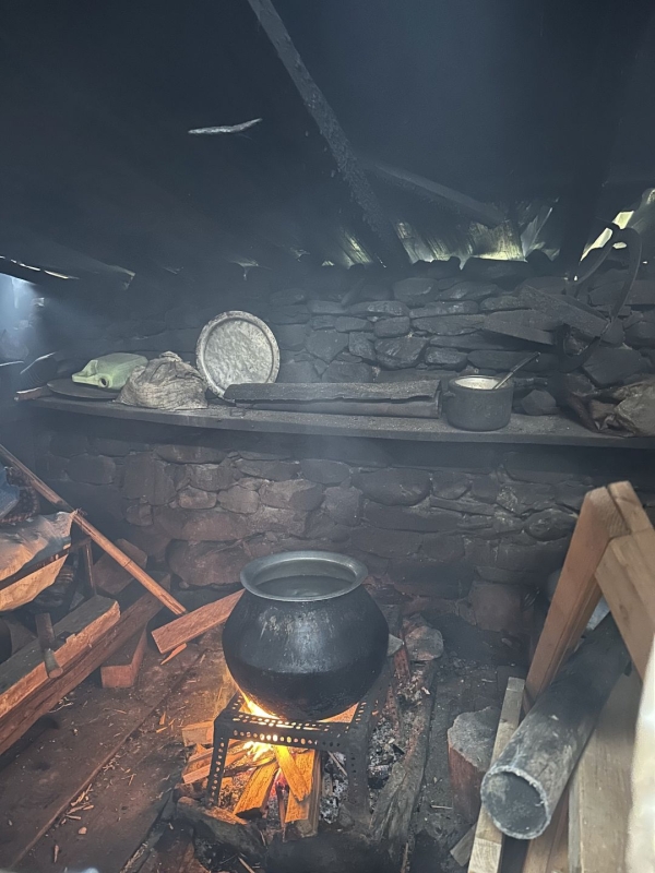 煮炊きなどは、<br class=sp_only>全て薪で行います