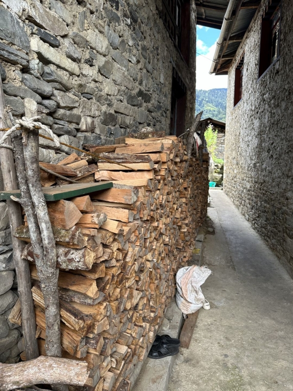 冬に困らないように<br class=sp_only>薪は沢山ストックしています