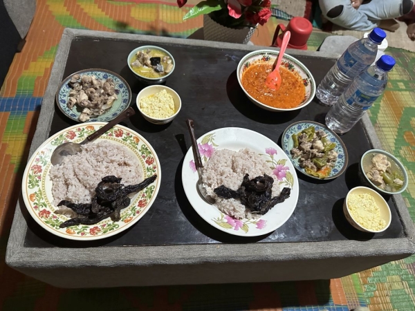 夜ご飯を頂きました<br class=sp_only>ヤクの干し肉とチーズはごちそうです