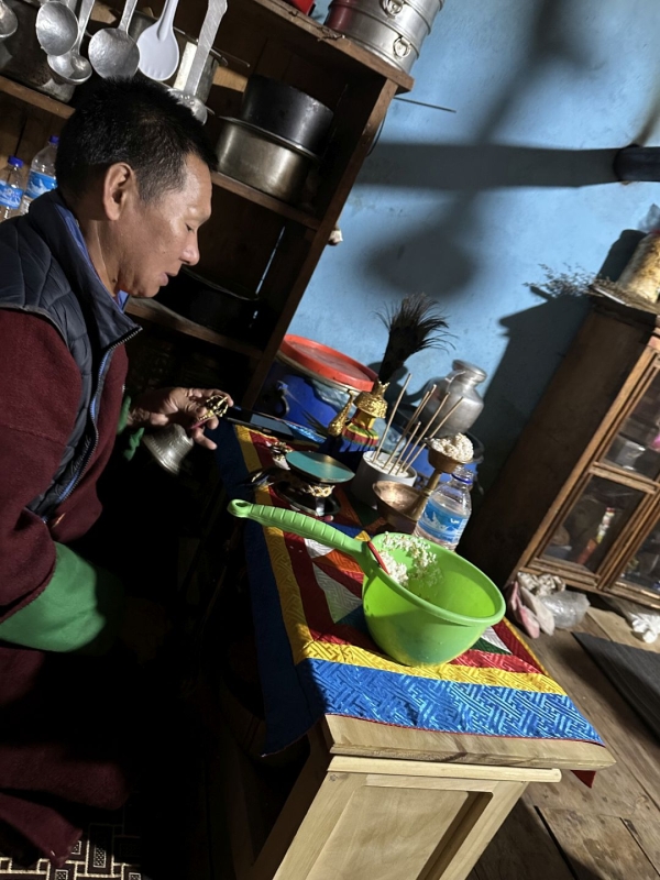 チベット仏教のお坊さんです<br class=sp_only>旅の安全を祈願してくれました