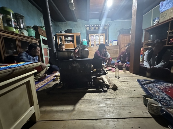 レキさんの弟さんのご自宅のリビングです。薪ストーブが大活躍です。