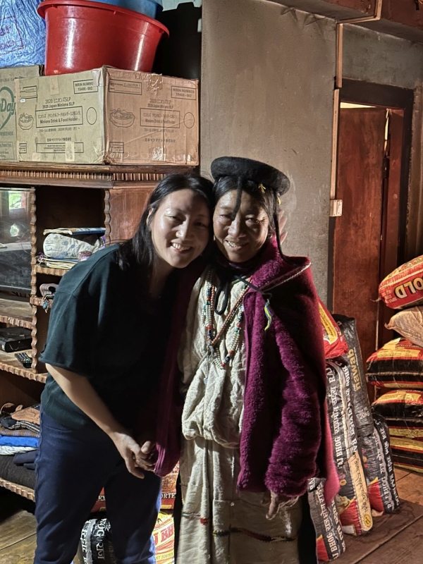 レポーターのレキさんとお母さんです。７０歳を超えていますが、家族で一番山道を歩くのが早いです