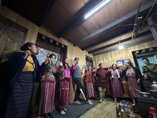 歓迎のダンスや歌を何度も披露して頂きました。私も一緒に踊りました。