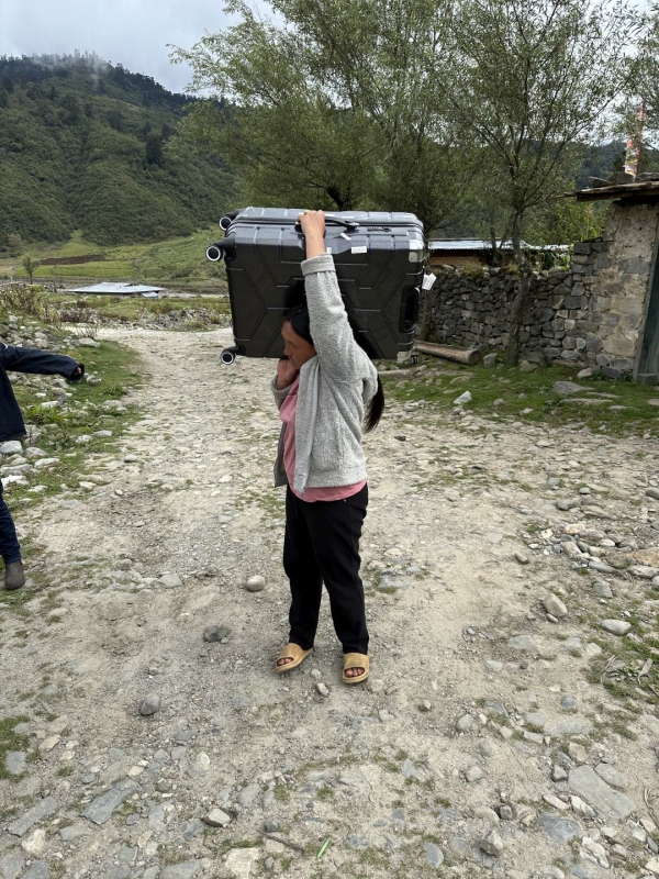 スーツケースを運んでくれたのはレキさんの妹さんです。力持ちで優しい方です。