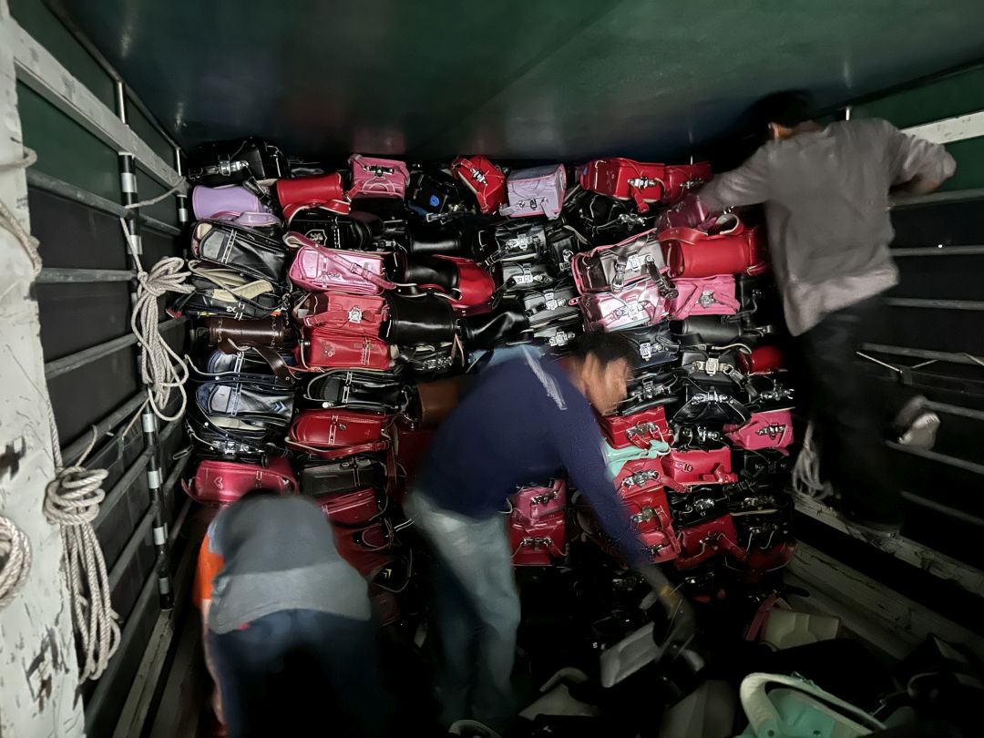 トラックの側は、暗くて狭いなか頑張って積みます