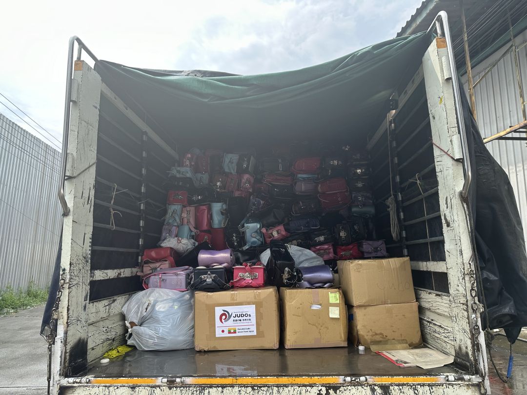 ランドセル１２００個を 荷物を積み終えました