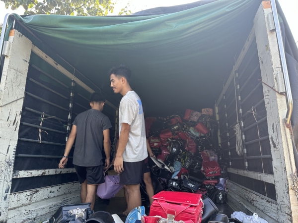 柔道着は、バンコクからランドセル1200個と一緒に運ばれました。