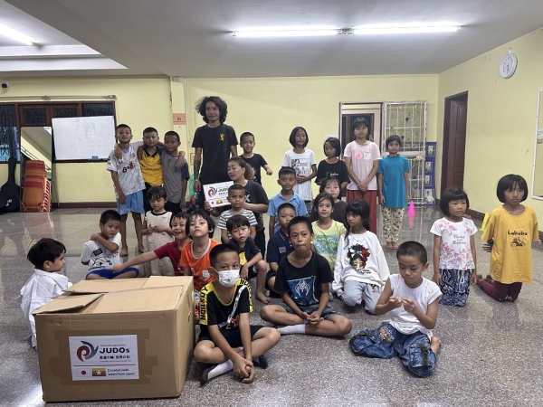  マーシャルアーツクラスの子供達です。子供用の柔道着は今回は少なかったため、まだまだ子供用の道着が必要です