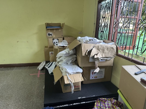 到着したばかりの柔道着。これからクラス別に仕分けます。