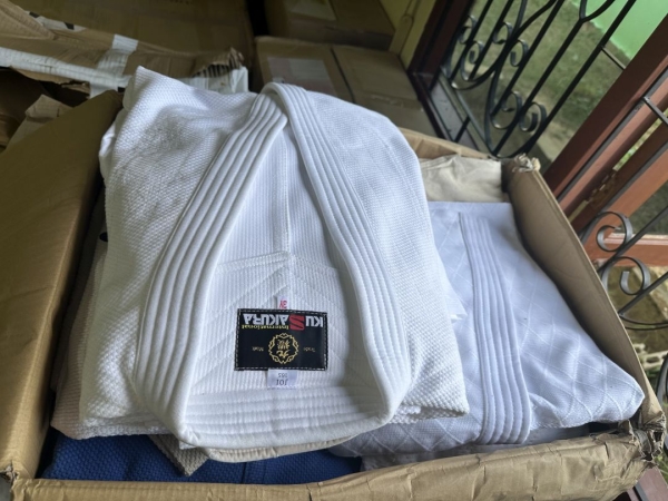 Joy Houseの皆さんは、届いた綺麗な柔道着に感動していました！