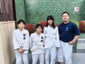 357 大阪市 梅南中学校 柔道部女子部員より柔道着を寄付して頂きました。