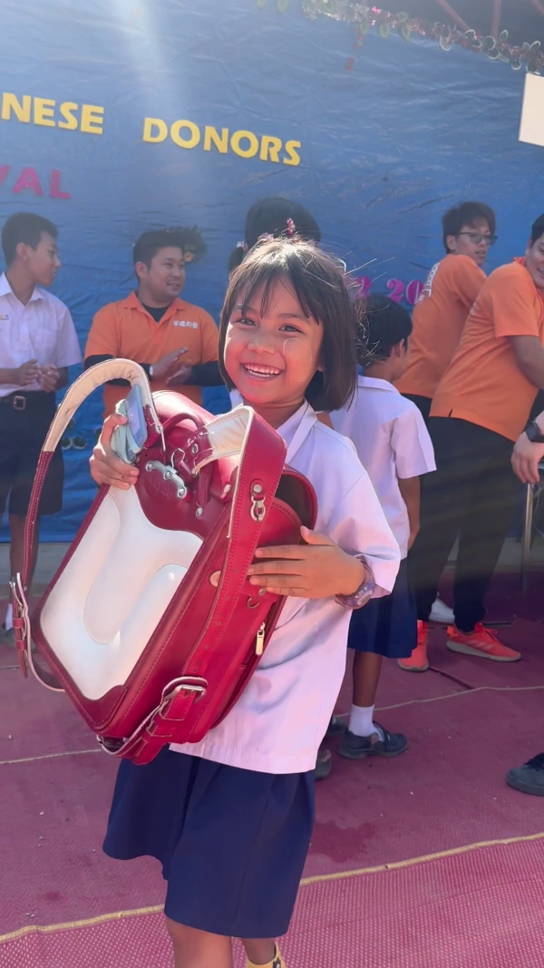 ランドセルの寄贈