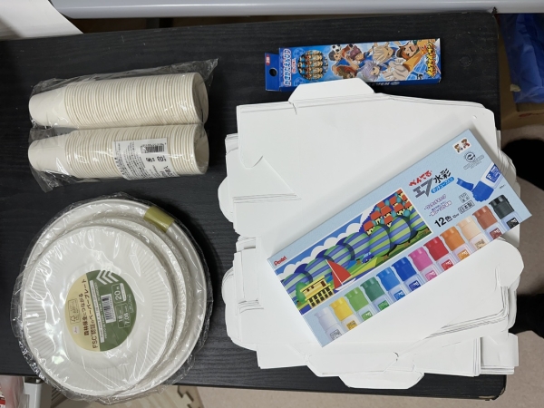 寄付する絵の具とお絵描きセットです。