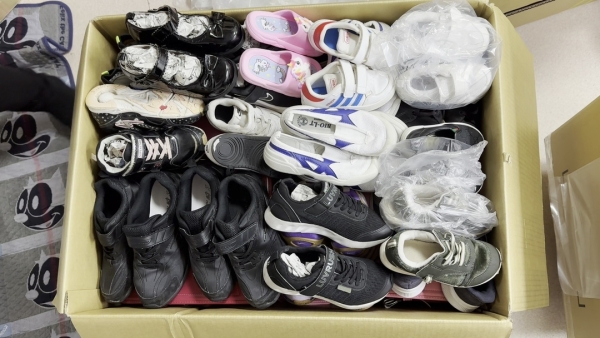 寄付するシューズです。