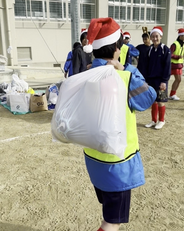 当日は、 沢山のサンタクロースが<br>バヌアツの子供たちへの<br>プレゼントを持ってきてくれました