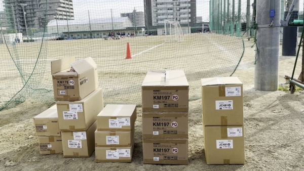 お返しに、メーカー様より頂いた<br>沢山の文房具を寄付させて頂きました