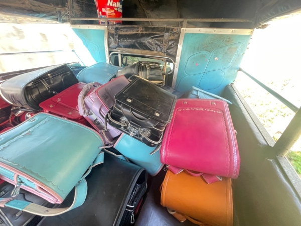 IDP キャンプに届けるランドセルです。