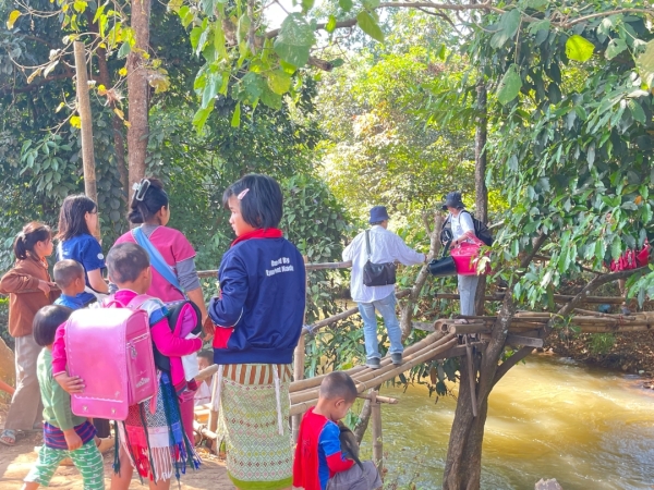 つり橋を渡って、キャンプに入ります