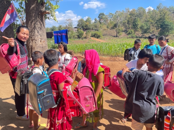 みんなでランドセルを運びます