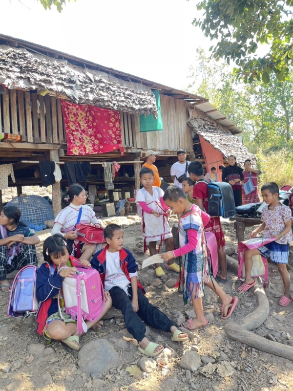 みんな、初めて見るランドセルに興味津々です