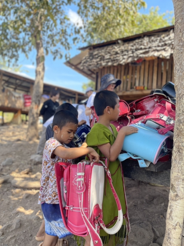  ランドセルの開け方、使い方を、<br class=sp_only>教えているところです。