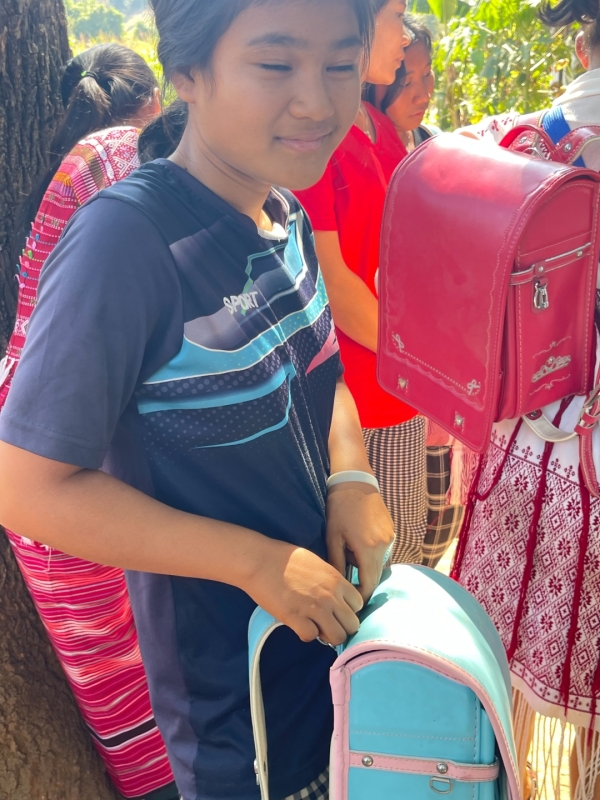 中学生にもランドセルを渡しました。