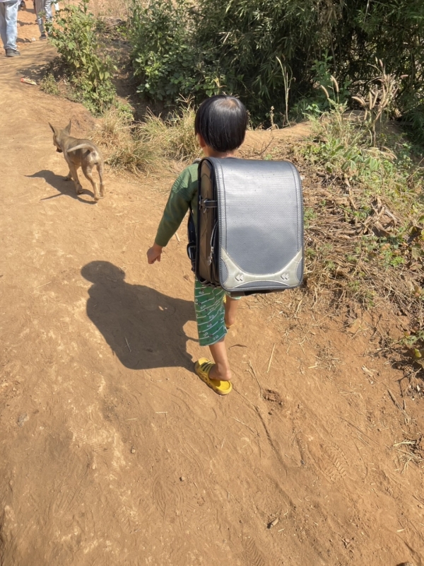 もらったランドセルを背負って、<br class=sp_only>ご機嫌よく歩いています