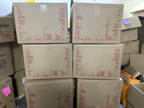 富士通様より届いた寄付品の入った段ボールです。