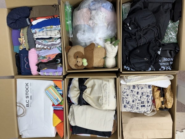 寄付して頂いた沢山の品物です。丁寧に仕分けさせて頂きました。