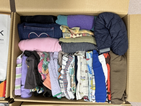 沢山寄付して頂いた子供服は、ラオスの子供たちにお届けします。