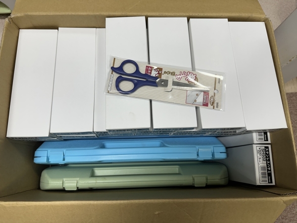 ハサミです。福岡のレイメイ藤井様より寄付して頂きました