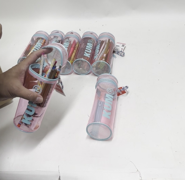 筆箱の中には、鉛筆などを沢山詰め込みます