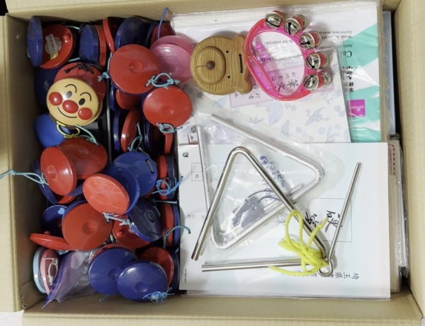 カスタネットやトライアングルも海外では得にくいもので喜ばれます