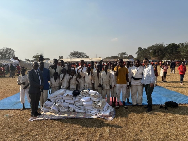 ザンビア柔道協会の会長と難民キャンプの子供たち