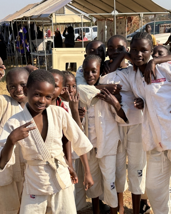 日本から贈った柔道着を着て、喜ぶ子供たち