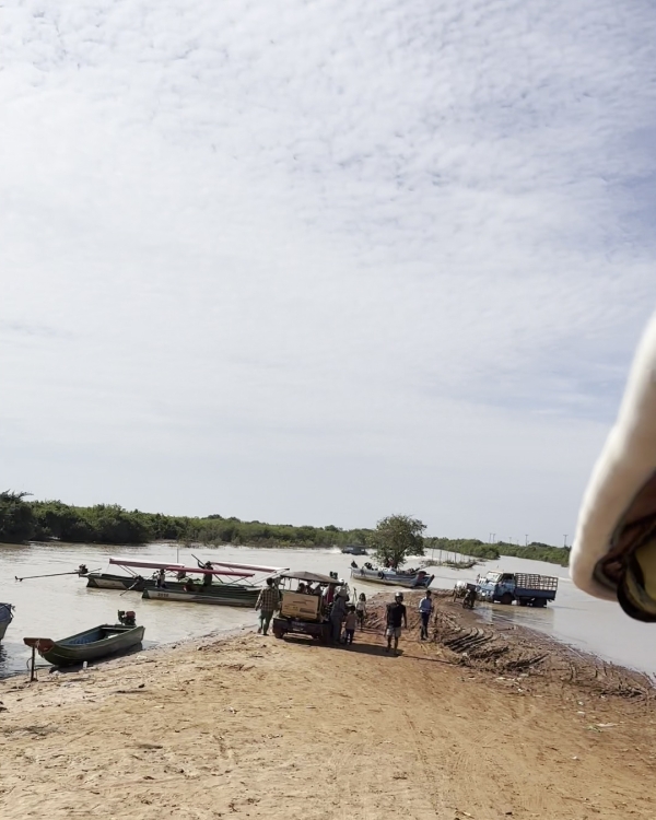 トレンサップ湖の支流には、<br class=sp_only>たくさんの船着き場があります。