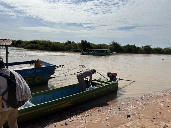 小型のボートに乗り込んで、<br class=sp_only>水上生活者たちの集落に向かいます