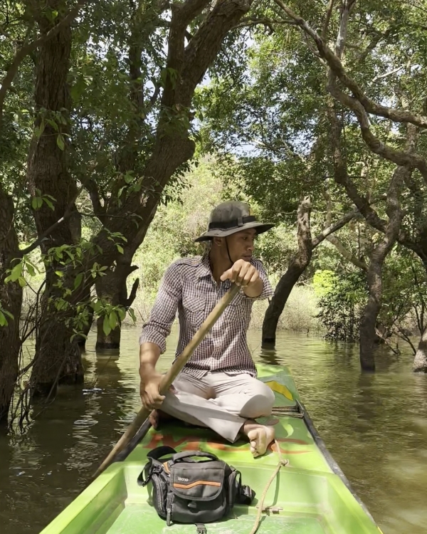 ジャングルの中を通り抜ける<br class=sp_only>水深の浅い川の道を進みます